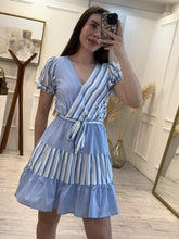 Cargar imagen en el visor de la galería, JILLIAN - Vestido corto azul con rayas