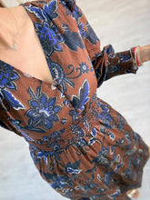 Cargar imagen en el visor de la galería, BELONA – Maxi vestido terracota con flores azules de manga larga