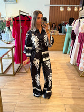 Cargar imagen en el visor de la galería, MELANIE - Set blusa y pantalon negro estampado