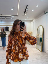 Cargar imagen en el visor de la galería, ANAHI - Blusa café floral