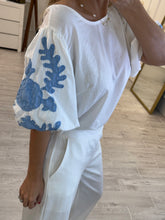 Cargar imagen en el visor de la galería, NORMA - Set pantalon y blusa blanco con detalles azules