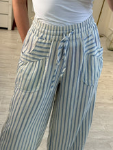 Cargar imagen en el visor de la galería, ASTERIA – Pantalón de rayas azul y blanco tipo lino