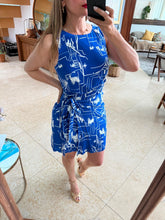 Cargar imagen en el visor de la galería, BRUNA - Vestido corto azul rey estampado