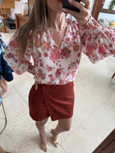 Cargar imagen en el visor de la galería, CAPRI - Blusa blanca estampada