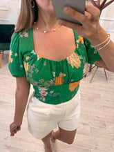 Cargar imagen en el visor de la galería, HWASA - Blusa verde estampado floral