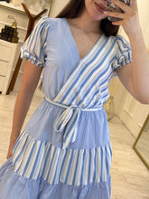 Cargar imagen en el visor de la galería, JILLIAN - Vestido corto azul con rayas