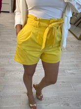 Cargar imagen en el visor de la galería, PAULA - Short de lino amarillo