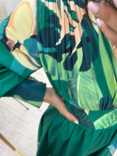 Cargar imagen en el visor de la galería, ANETTE - Maxi vestido verde estampado