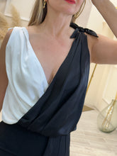 Cargar imagen en el visor de la galería, ELENA – Blusa satinada bicolor negro y blanco con moños