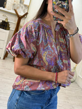 Cargar imagen en el visor de la galería, VENILIA – Blusa terracota paisley con manga globo