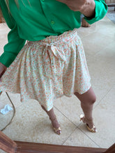 Cargar imagen en el visor de la galería, LUELLA - Short floral blanco con naranja