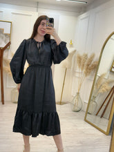 Cargar imagen en el visor de la galería, NOX – Maxi vestido negro satinado de manga larga