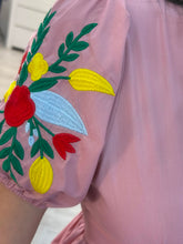 Cargar imagen en el visor de la galería, EBONIE - Vestido rosa mangas bordadas