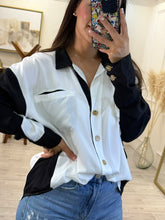 Cargar imagen en el visor de la galería, CATALINA – Camisa blanca con negro y botones de madera