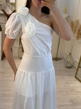 Cargar imagen en el visor de la galería, EVADNE – Maxi vestido blanco con flor al hombro