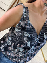 Cargar imagen en el visor de la galería, EUNOMIA – Blusa negra paisley de tirantes