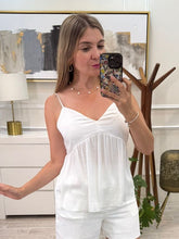 Cargar imagen en el visor de la galería, VERA - Blusa blanca tirantes