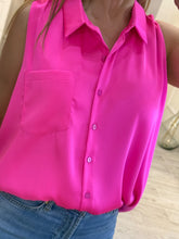Cargar imagen en el visor de la galería, FERNANDA – Blusa fucsia sin mangas con botones
