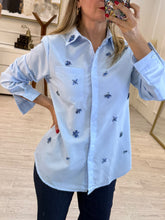 Cargar imagen en el visor de la galería, SASKIA - Camisa azul con apliques