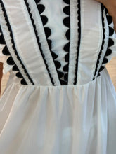 Cargar imagen en el visor de la galería, LULA - Vestido midi blanco con detalles negros