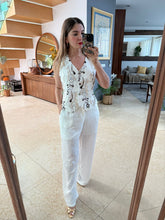 Cargar imagen en el visor de la galería, CLEOPATRA - Set pantalon y chaleco blanco con toques cafés