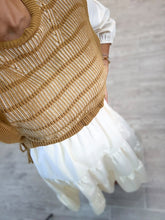 Cargar imagen en el visor de la galería, ENIO – Maxi vestido crema con chaleco tejido camel