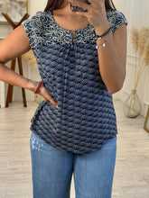 Cargar imagen en el visor de la galería, CELINE - Blusa azul marino estampada sin mangas