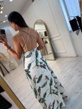 Cargar imagen en el visor de la galería, ANTÍOPE – Maxi vestido blanco con hojas tropicales