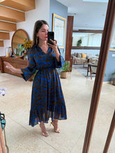 Cargar imagen en el visor de la galería, ESPERANZA - Maxi vestido estampado azul con café