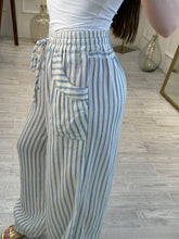 Cargar imagen en el visor de la galería, ASTERIA – Pantalón de rayas azul y blanco tipo lino
