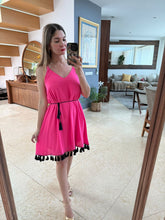 Cargar imagen en el visor de la galería, BLANDINE - Vestido corto fucsia detalles negros