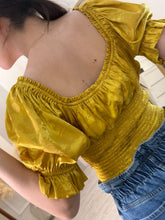 Cargar imagen en el visor de la galería, EOS – Blusa mostaza satinada con manga globo