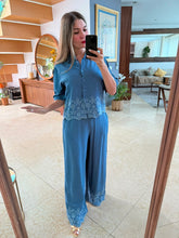 Cargar imagen en el visor de la galería, HILDEGARD - Set pantalon y blusa azul
