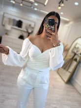 Cargar imagen en el visor de la galería, LIBERTAS – Set blanco de blusa drapeada y pantalón
