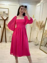 Cargar imagen en el visor de la galería, AURORA – Vestido midi rosa fucsia con escote cuadrado