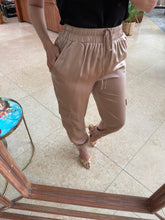 Cargar imagen en el visor de la galería, KATE - Pantalon café claro
