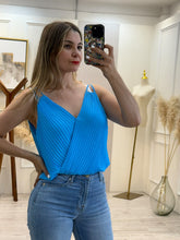 Cargar imagen en el visor de la galería, SOFIA – Blusa azul cielo plisada cruzada