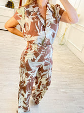 Cargar imagen en el visor de la galería, LARA - Set blusa y pantalon cafe estampado