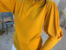 Cargar imagen en el visor de la galería, LUCRECIA – Blusa mostaza acanalada manga abullonada