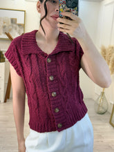 Cargar imagen en el visor de la galería, ZOÉ – Blusa chaleco tejida vino con botones