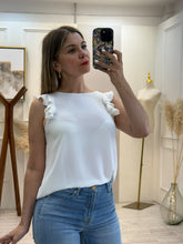 Cargar imagen en el visor de la galería, XIMENA – Blusa blanca con olanes en hombros