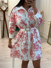 Cargar imagen en el visor de la galería, KOURTNEY - Vestido corto blanco con flores rojas