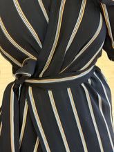 Cargar imagen en el visor de la galería, HADLEY - Vestido midi negro rayas