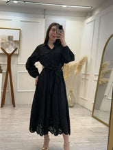 Cargar imagen en el visor de la galería, HUMBERTA - Maxi vestido negro manga larga