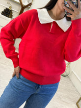 Cargar imagen en el visor de la galería, OCÍRROE  – Suéter rojo con cuello beige