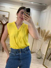 Cargar imagen en el visor de la galería, ZOE – Blusa amarilla sin mangas escote en V