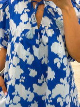 Cargar imagen en el visor de la galería, TOMASA - Vestido corto azul con flores blancas