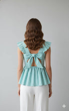 Cargar imagen en el visor de la galería, LORRAINE - blusa peplum de escote en v con rayas verticales verde menta y volantes en los hombros.
