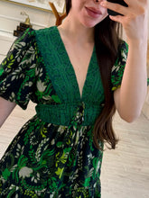 Cargar imagen en el visor de la galería, TIFFANY - Maxi vestido verde estampado