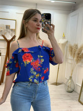 Cargar imagen en el visor de la galería, CAROLINA – Blusa de tirantes azul rey con flores rojas